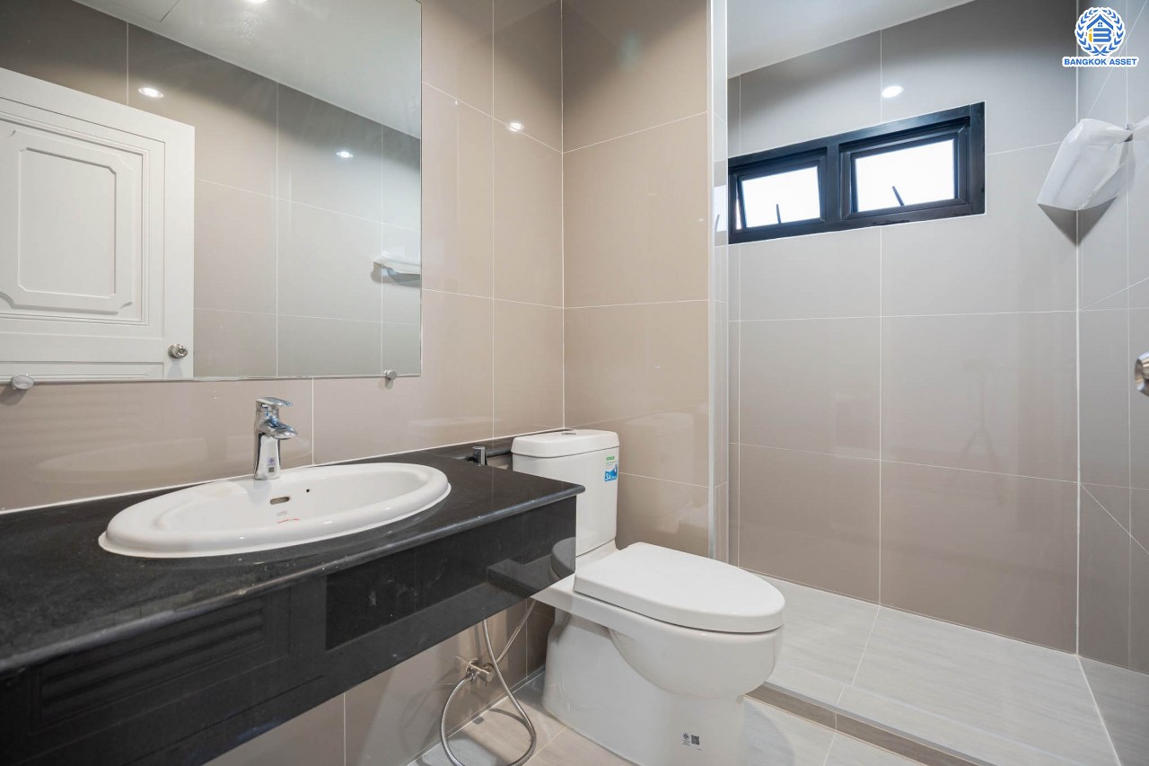 บ้านมือสองตกแต่งใหม่ ม.ภัสสร7 รัตนาธิเบศร์ พื้นที่กว้างกว่า 58.9 ตร.ว. รองรับทุกความสุข ฟังก์ชัน 3 ห้องนอน 3 ห้องน้ำ 2 ห้องอเนกประสงค์ จอดรถได้ 2 คัน บนทำเลเดินทางสะดวก ติดถนนใหญ่ ใกล้รถไฟฟ้า "สถานีบางพลู" เพียง 400 ม.